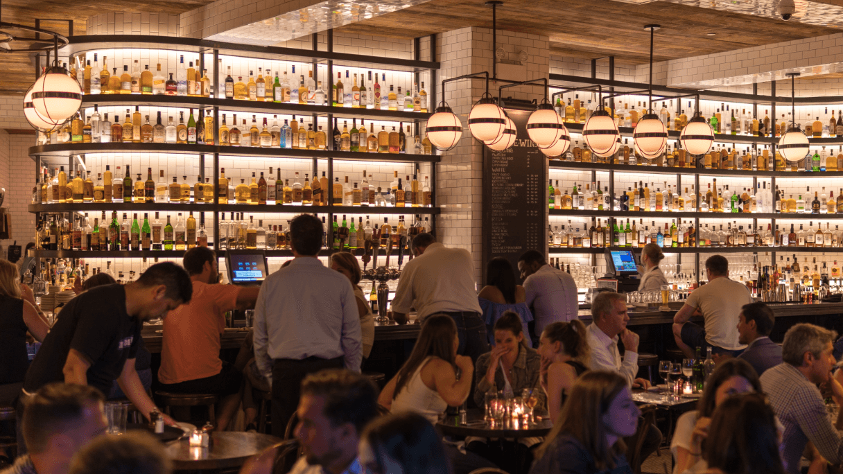 Des personnes traînant à l'intérieur d'un bar