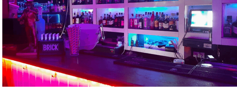 Petite station de briques dans un bar en Irlande